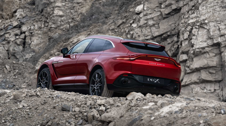 <p><strong>2,245 kg</strong> ağırlığındaki 2020 Aston Martin DBX’in standart özellikleri arasında<strong> üç kademeli adaptif havalı süspansiyon</strong> da var. Söz konusu sistem sayesinde DBX’in yerden yüksekliği 45 mm artırılıp 50 mm düşürülebiliyor. </p>
