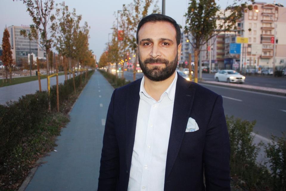 <p>“Diyarbakır'a gelen 'Biz burayı böyle bilmiyorduk' diyor"<br />
<br />
Anadolu Aslanları İş Adamları Derneği Diyarbakır Şube Başkanı Av. Cevdet Nasıranlı, Diyarbakır’ın bir çırpıda anlatılacak bir şehir olmadığını yeni yüzü ile vatandaşların ilgi odağı haline geldiğini söyledi.</p>