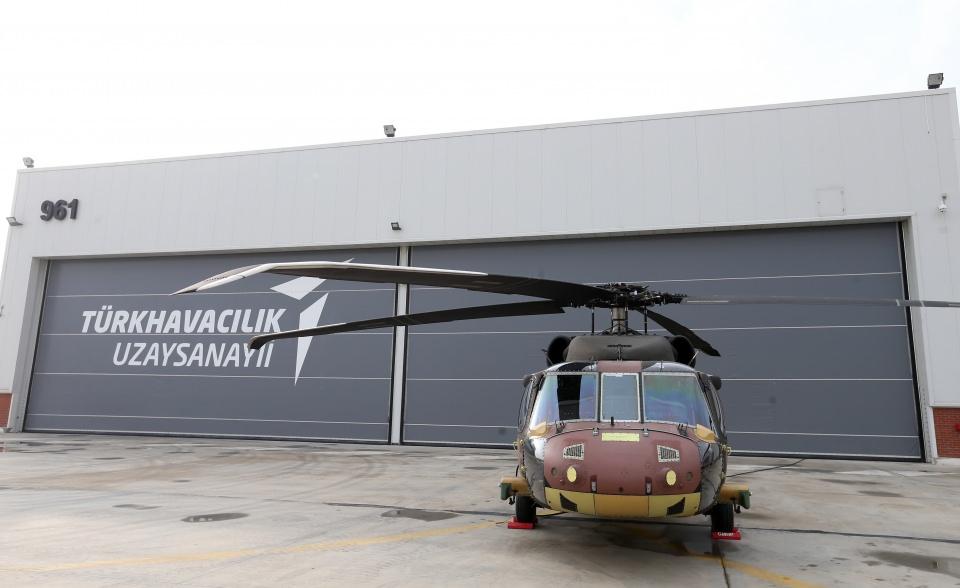 <p>Helikopter platformlarına yönelik çalışmalar kapsamında 53'üncü Atak helikopterini güvenlik güçlerine teslim ettiklerini belirten Yıllıkçı, ayrıca Gökbey Helikopteri Projesi'nin planlandığı şekilde devam ettiğini bildirdi.</p>
<p> </p>