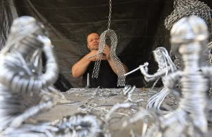 <p>İkinci İntifada sırasında İsrail askerlerinin açtığı ateş sonucu babasıyla sığındıkları duvarın önünde şehit edilen 12 yaşındaki Muhammed Durra, direnişin sembol isimlerinden biri olmuştu.</p>