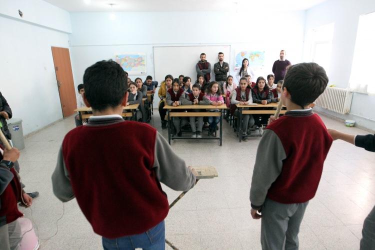 <p>Ama etkisi büyük oldu. Çünkü samimi ve doğallar. Belki de çocuk olmanın özelliği bu. Bize yaşattıkları için teşekkür ediyorum onlara. Hayallerini gerçekleştirebilmeleri için sonuna kadar arkalarında olacağım."</p>