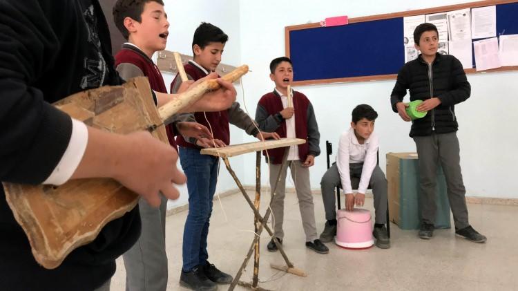 <p>Arkadaşlarına verdikleri mini konserlerle kendilerini geliştiren öğrenciler, sempatik tavırlarıyla köylülerin de ilgisini çekmeyi başardı. </p>

<p> </p>
