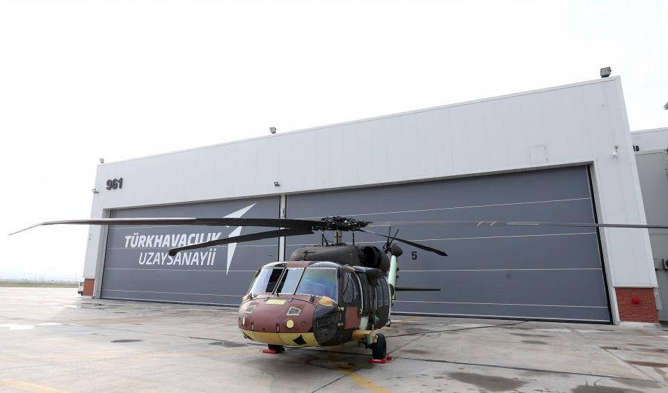 <p> T70 Genel Maksat Helikopter Programı kapsamında T70 helikopterlerinin Sikorsky lisansı altında yüzde 95'e varan yerlilikle üretileceğini ifade eden Yıllıkçı, "Pazartesi günü hangardan çıkan seri üretim hattının ilk helikopteriyle programda önemli bir adım attık. </p>
<p> </p>