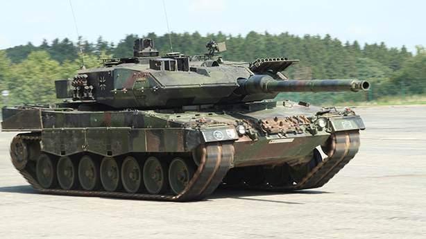 <p><span style="color:#FF8C00"><strong>1- Leopard 2</strong></span><br />
<br />
Tank denince akla gelen ilk ülke Almanya’dır. O kadar iyi düzeydedir ki Alman tankçılığı kendine özgü bir tarz edinmiştir. İşte bu tarzın son ürünü Leopard 2 tankıdır. Leopard 1 tankının 1979’de geliştirilmiş versiyonu olan Leopard 2 40 yıldır savaş meydanlarında yerini aldı. Zırh koruması, ateş gücü, harekat yeteneği olarak üst seviyededir. NATO raporuna göre harbe hazırlık oranı en yüksek tank Leopard 2 olarak geçmiştir. Harbe hazırlık savaş döneminde en önemli unsurdur.<br />
<br />
Kaynak: Milliyet</p>
