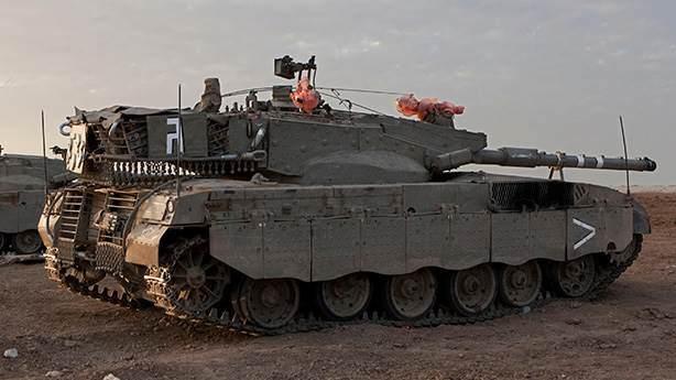 <p><span style="color:#FF8C00"><strong>7- Merkava MK 4</strong></span><br />
<br />
İsrail’in Merkava MK 4 tankı diğerlerinden tasarım olarak çok farklı. Dünyanın tek personel kaçış bölümüne sahip olan Merkava MK 4’ün motoru da diğer tanklar gibi arkada değil öndedir. Bunun sebebi ise İsrail’deki az sayıda bulunan personelin tanktan daha kıymetli olması motorun ekstra bir zırh görevi görmesi için böyle bir tasarrufta bulunmuştur İsrailli mühendisler. Merkava, İbranice’de savaş arabası” anlamına gelmektedir.</p>
