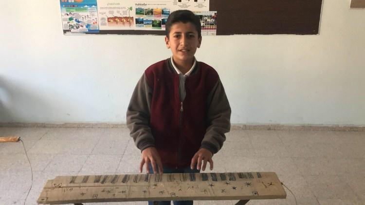 <p>Tahtanın üzerini çizerek org yapan Cevdet Bay ise "Arkadaşlarıma orgu çok sevdiğimi söyledim. Onlar da yapalım dediler. Odun ve tahtaları yan yana getirdik. </p>

<p> </p>

<p> </p>
