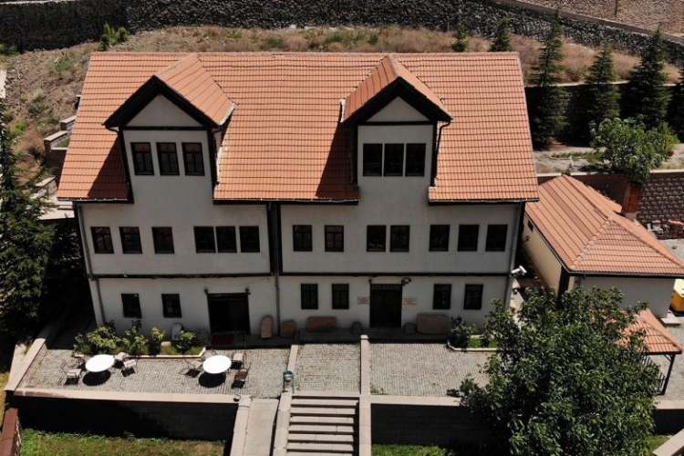 <p>Trabzon'da ayrıca Osmanlı tarihi ve padişahları hakkında bilgilerin görsel öğelerle anlatıldığı Kanuni Sultan Süleyman Osmanlı Kültür Evi, arşivinde kentle ilgili 7 bin 800 belge ve 2 bin 200 fotoğraf bulunan Trabzon Tarih Müzesi yer alıyor.</p>

<p> </p>

<p>Bunların yanı sıra kentte Trabzon Müzesi, Trabzon Şehir Müzesi ve Atatürk Köşkü Müzesi de bulunuyor.</p>
