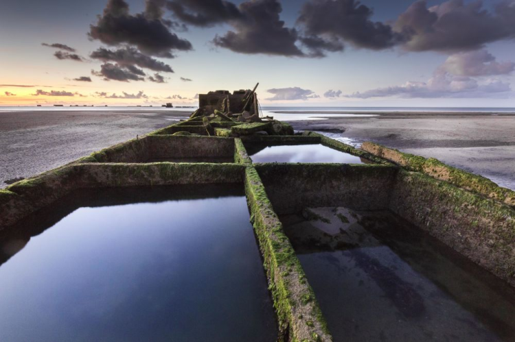 <p>Yarışmayı kazanan Stephane Hurel'in fotoğrafında II. Dünya Savaşı’nın dönüm noktası sayılan Normandiya çıkarmasının yapıldığı Arromanches Plajı ve geçici Mulberry Limanı’nın ilgi çekici enkazı görüntülendi.</p>
