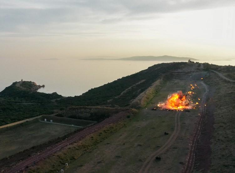 <p>Stres altındayken bile hedefleri 12'den vurmayı başaran "timsahlar", helikopterden karadaki hedefi keskin nişancı atışıyla isabetle vurdu.</p>
<p> </p>
