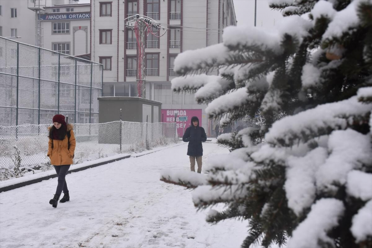 <p>Kars</p>
<p>Kars'ta dün başlayan ve aralıklarla devam eden kar yağışı kenti beyaza bürüdü.</p>
<p> </p>