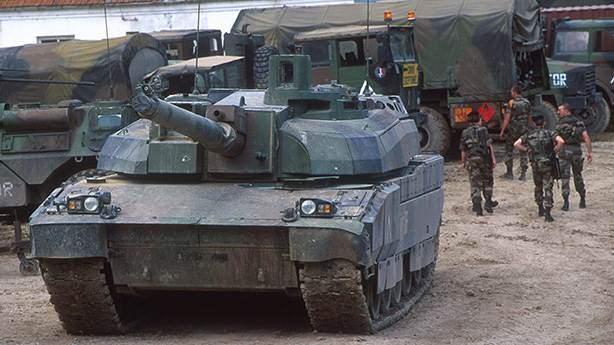 <p><span style="color:#FF8C00"><strong>8- Leclerc</strong></span><br />
<br />
Adını Philippe Leclerc de Hauteclocque’ten alan Leclerc tankı Fransızlar’ın ana muharebe tankıdır. 72 kilometre hıza ulaşabilen Leclerc 550 kilometrelik menziliyle de tanınıyor.</p>
