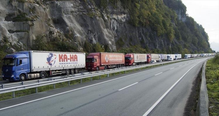 <p>Açıklamada, her ayın sonuna doğru taahhütlerini kapatmak isteyen ihracatçıların işlemlerinin artması nedeniyle kapıda TIR yoğunluğu oluştuğu da ifade edilerek yaşanan yavaşlamayı aşmak için Gürcü muhataplarla sürekli temas halinde olunduğu, birkaç gün içinde yoğunluğun normale döneceğinin tahmin edildiği aktarıldı.</p>

<p> </p>

<p> </p>
