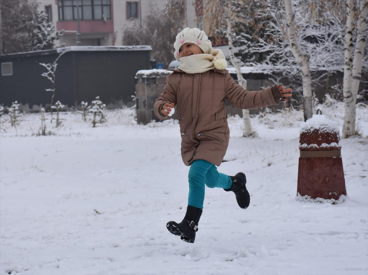 <p>Doğu Anadolu Bölgesi'nde Erzurum, Ağrı, Tunceli, Kars ve Ardahan'da kar yağışı etkili olmaya başladı.</p>

<p> </p>
