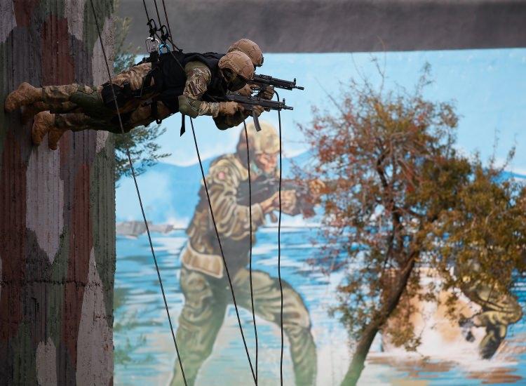 <p><strong>"Timsah" olarak adlandırılıyor"</strong></p>
<p>Amfibi timi, özel görevlere yönelik teorik ve uygulamalı eğitimlerin yanı sıra spor ve atış konusunda da "üst düzeyde" yetiştiriliyor. Amfibi deniz piyadeleri, su içinde de karadaki kadar hızlı hareket edebilmeleri ve görüntüleri dolayısıyla "timsah" olarak adlandırılıyor. </p>