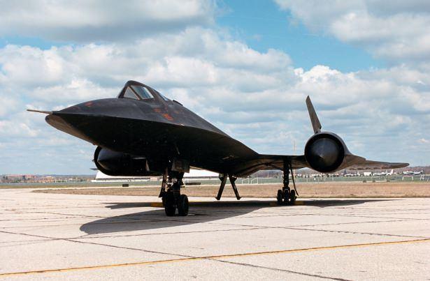 <p>45 sene önce dünya hız rekorunu kıran ABD Hava Kuvveleri'ndeki Lockheed SR-71 Blackbird uzun menzilli stratejik keşif uçağı, dünyanın en hızlısı olma unvanını sürdürüyor.</p>
