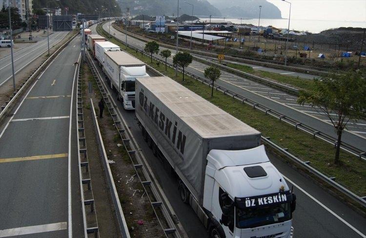<p>Sınırda 5 gündür yoğunluk yaşandığını belirten Akyürek, şunları kaydetti:</p>
<p> </p>