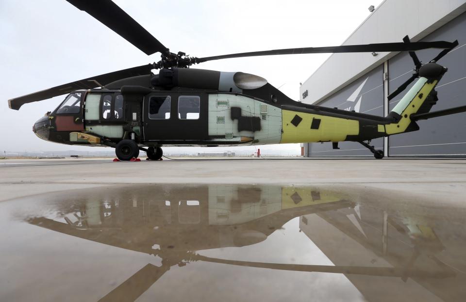 <p><strong>Bu helikopterlerle güvenlik güçlerinin çok farklı koşullarda başarılı operasyonlar gerçekleştirdiğine işaret eden Yıllıkçı, şu değerlendirmede bulundu:</strong></p>
<p>"T70 Genel Maksat Helikopter Programı ile ülkemizin envanterinde bulunan 140 helikoptere ilave olarak 109 helikopter bize özgü üretilecek. Lisans sahibi Sikorsky firması, bu konfigürasyondan 109 helikopterin üçüncü ülkelere satışına yönelik yaklaşık 1,5 milyar dolarlık ihracat taahhüdünde bulunmuştur. </p>