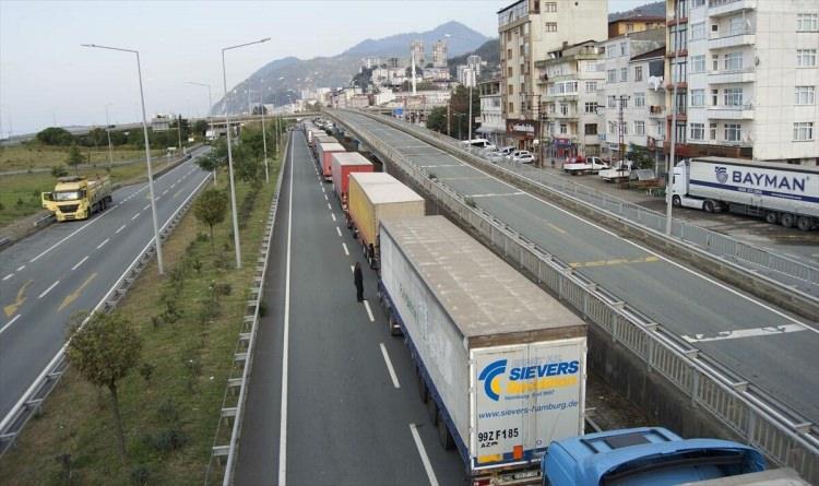 <p>Hopa Ticaret ve Sanayi Odası Başkanı Osman Akyürek de gazetecilere yaptığı açıklamada, Sarp Hudut Kapısı'ndan günlük ortalama 550 TIR'ın geçtiğini belirterek bu durumun lojistik ve ihracat açısından önemli olduğunu söyledi.</p>

<p> </p>
