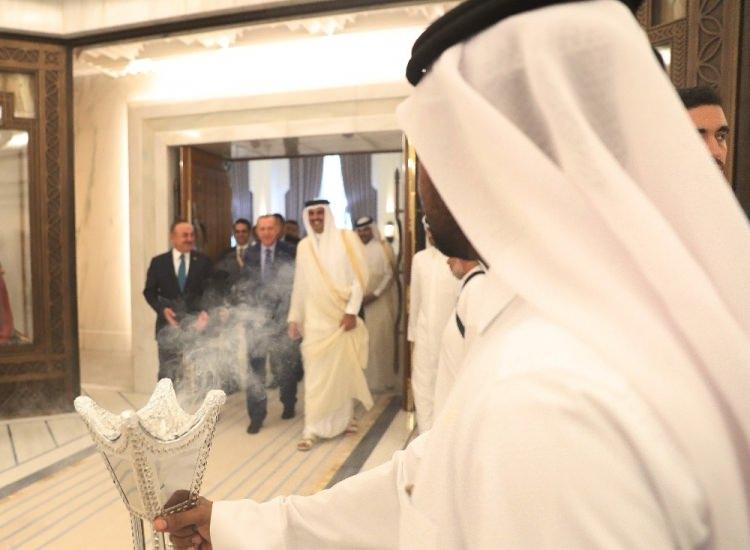 <p>Türkiye-Katar Yüksek Stratejik Komite 5. Toplantısı’na katılmak üzere Katar’ın başkenti Doha’da bulunan Cumhurbaşkanı Erdoğan, Katar Emiri Şeyh Temim bin Hamed Al Sani ile bir araya geldi.</p>
