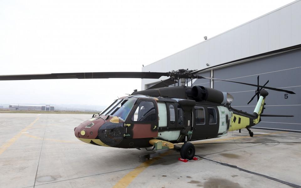 <p>"Kara Şahin"in 1970'li yılların ortasından itibaren Sikorsky tarafından askeri tehdit ortamlarına yakın destek verebilecek çok amaçlı ve üstün özellikli askeri genel maksat helikopteri olarak tasarlanıp üretildiğini hatırlatan Yıllıkçı, "Kara Şahin, sahada yaklaşık 10 milyon emniyetli uçuşla 28 ülkede başarıyla kullanılıyor. </p>
<p> </p>