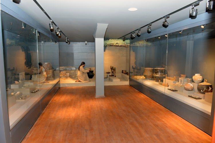 <p>Tunceli'de yapılan tek kazı çalışmasının, 1968-1974'te ODTÜ koordinatörlüğünde yürütülen Keban Barajı kurtarma kazıları olduğunu belirten Öncel, "Önemli bir coğrafyada bulunan Tunceli, kuzey ile güney arasında önemli bir geçiş noktası olmuştur. Bu açıdan bu kadar az çalışmayla bile bu kadar zengin bir kültürünün olduğunu görmek bize ilerisi için heyecan veriyor." ifadelerini kullandı.</p>