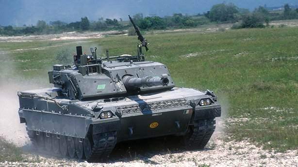 <p><span style="color:#FF8C00"><strong>9- C1 Ariete</strong></span><br />
<br />
İtalya’nın ana muhabere tankı olarak kullandığı C1 Ariete, K2 Black Panther gibi 1995’te sahaya indi. En önemli avantajı değişik koşullarda düşmanla başarıyla çatışabilmesidir. 1250 beygir motoruyla adından söz ettiriyor.<br />
<br />
<br />
 </p>
