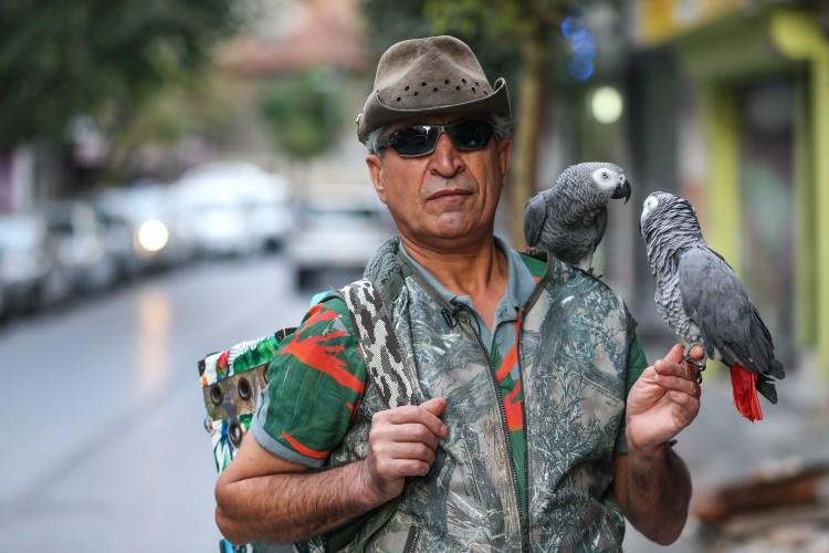 <p>Atoum, ilk etapta papağanın baş kısmına üfleyerek, sıcaklık hissedip insana alışmasını sağlamaya çalıştığını ifade ederek, kuşları yıkamak için de tuz ve ara sıra çok az sirkeli su dolu bir kovaya ihtiyaç duyulduğunu söyledi. Kuşların sık yıkanmamasını gerektiğini vurgulayan Atoum, yıkandıktan sonra ise hasta olmaması için iyice kurutulması gerektiğine dikkati çekti. </p>
