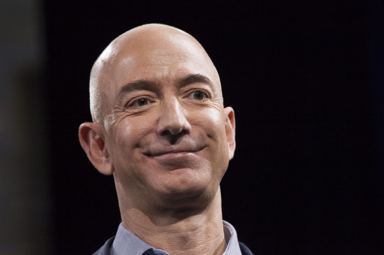 <p><strong>Jeff Bezos</strong><br />
<br />
Amazon'un sahibi olan Jeff Bezos 131 milyar dolar servete sahip.<br />
<br />
Ülke: ABD</p>