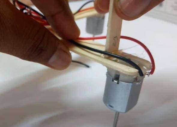 <p>Üstüne de dik duracak şekilde çubuk yerleştiriyoruz.</p>

<p> </p>

