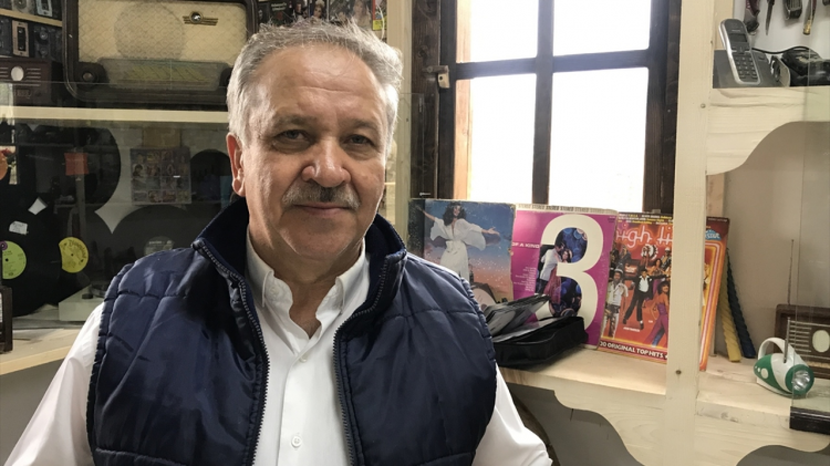 <p>O yıllarda babasının aldığı ahşap okul çantasını saklamakla işe başladığını anlatan Tunç, sahip olduklarının maddi değerle ölçülemeyeceğini kaydetti.</p>