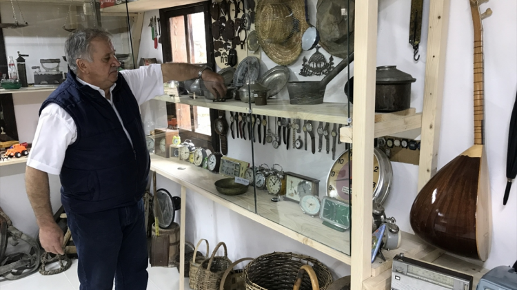 <p>Nostalji evini yabancı turistlerin de ziyaret ettiğini söyleyen Tunç, tarihi objeleri özenle koruduğunu, hala saklamaya devam ettiğini ve bunun ölene kadar da süreceğini aktardı.</p>
