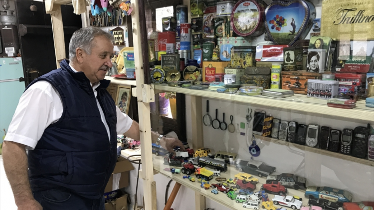 <p>Tunç, ailesinden çok büyük destek aldığını belirterek, antika merakını çocuklarına da aşıladığını, kendisinden sonra çocuklarının da buna devam edeceğini sözlerine ekledi.</p>