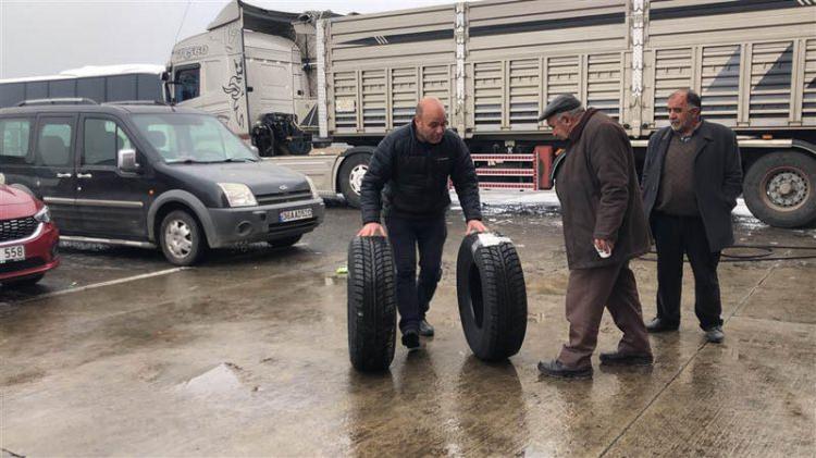 <p>Kamyon, çekici, tanker ve otobüs türü araçların tahrikli dingilleri üzerindeki tüm lastiklerinin; kamyonet, minibüs ve otomobillerin tüm lastiklerinin, ayrıca seyir esnasında değiştirilmek zorunda kalınan lastiklerin yerine takılacak lastiklerin de kış lastiği olması zorunlu.</p>