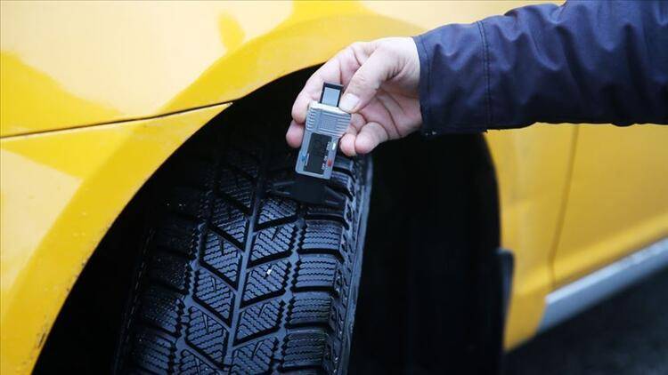 <p>Kamyon, çekici, tanker ve otobüslerde kış lastiği diş derinliğinin 4, kamyonet, minibüs ve otomobil türü araçlarda kış lastiği diş derinliğinin 1,6 milimetreden az olmaması gerekiyor.</p>