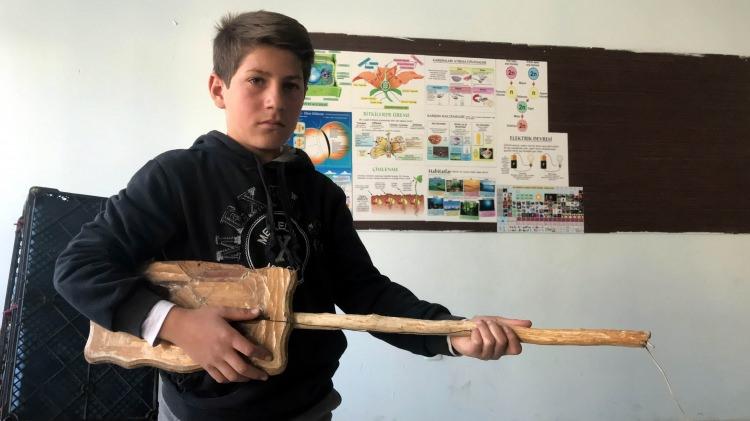 <p><strong>"Gerçeklerini çalsak daha mutlu olurduk"</strong></p>

<p>Grubun gitaristi olan Cesur Aslan, daha önce televizyondan gördüğü gitarı tahtayla yapmaya çalıştığını söyledi.</p>

<p>Müziği çok sevdiğini anlatan Aslan, "Gitarımı televizyondaki gibi yapmak istedim. Arkadaşlarımızla bir araya gelip odun ve tahtalarla gitar yaptık. Hayallerimizi bunlarla gerçekleştirdik. Gerçekleriyle yapabilseydik daha mutlu olurduk." dedi. </p>

<p> </p>

<p> </p>
