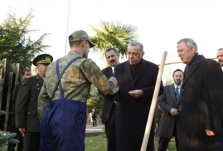 <p>Erdoğan, burada vatani görevini ifa eden askerlerle sohbet ederek, Lojistik Destek Taburu’nda tezkeresine 10 gün kalan bir askere kalemini hediye etti.</p>
