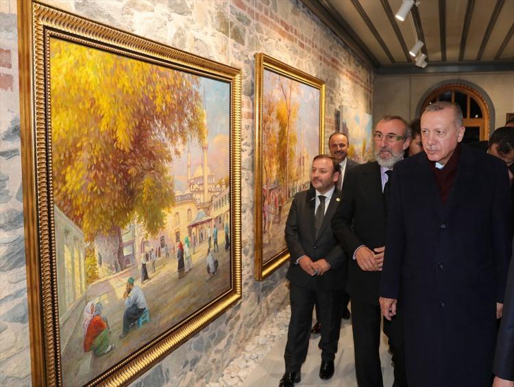 <p>Türkiye Cumhurbaşkanı Recep Tayyip Erdoğan, Kazlıçeşme'deki Zeytinburnu eski belediye binasında Selahattin Kara Resim Sergisi'nin açılışına katıldı.</p>