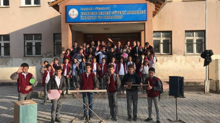 <p>İmkanları olmadığı için tahta, odun, plastik kova ve kasalarla org, mikrofon, darbuka, gitar ve hoparlör yapan öğrenciler, gerçekte çalamasalar bile hayalini kurdukları enstrümanlarla sevdikleri şarkıları seslendirmeye başladı.</p>
