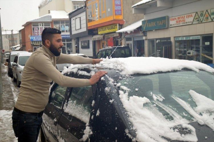 <p>Eleşkirt ilçesinde de kar yağışı aralıklarla devam ediyor.</p>
