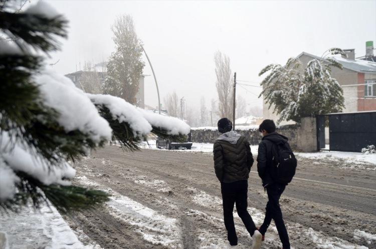 <p>Yüksek kesimlerde bulunan köylerdeki çocuklar da kar topu oynayıp gönüllerince eğlendi.</p>
<p> </p>