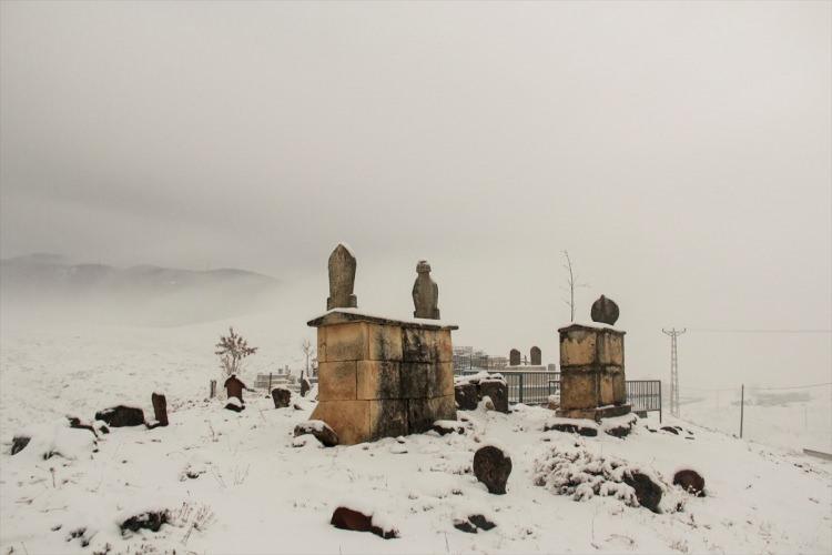 <p>Öte yandan Ovacık Belediyesi, Karayolları 86. Tunceli Şube Şefliği ve Tunceli İl Özel İdaresi Genel Sekreterliği Yol ve Ulaşım Hizmetlerine bağlı ekipler, kar küreme çalışması başlattı.</p>