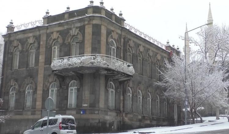 <p>Kars Belediyesi ekipleri yol ve kaldırımlarda kar küreme çalışması başlattı, Karayolları 18. Bölge Müdürlüğü ekipleri de şehirler arası yollarda çalışma yaptı.</p>
<p> </p>