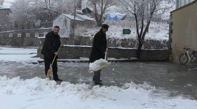 <p>Sabah erken saatlerde okula giden öğrenciler de kar topu oynamanın keyfini yaşadı.</p>

<p> </p>
