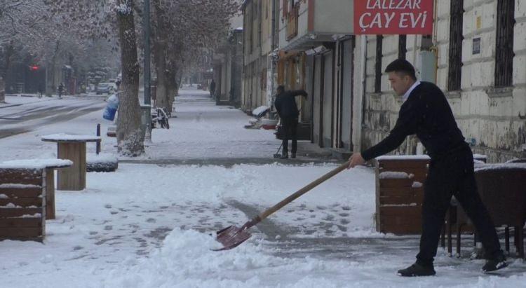 <p>Vatandaşlar, evlerinin önünde, arabalarının üzerinde biriken karları temizledi. Çocuklar da kardan adam yapıp kartopu oynamanın keyfini yaşadı.</p>
