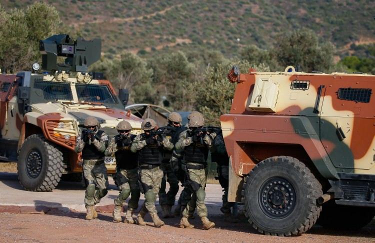 <p>Deniz piyadeleri, "ayakta kalan ölür" sloganıyla düşman hattında sürünerek ve kısa süreli ayakta kalarak ilerledi ve hedefleri yok etti.</p>
<p> </p>
