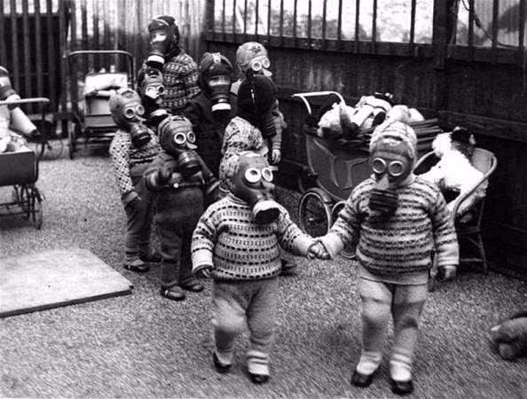 <p>1941 yılında...</p>

<p>Londra bombalamaları aileler ve çocuklar için korkutucu bir ortam yarattı. Çocuklar gaz maskesi takmak zorunda kaldı.</p>
