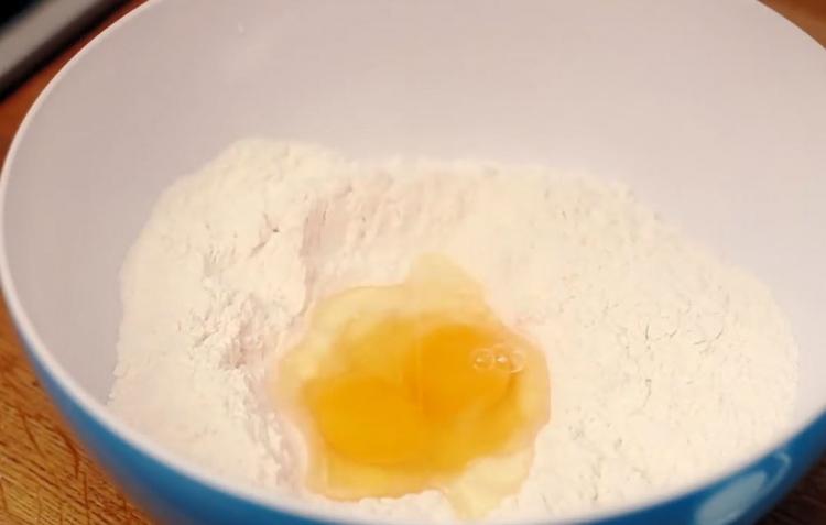 <p>Üzerine 2 adet yumurta kırın</p>
