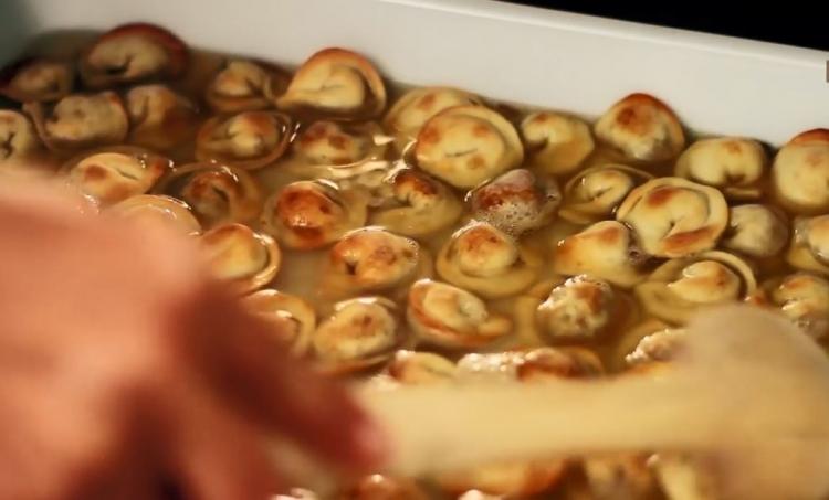 <p>Üzerine 1 litre sıcak et suyu ilave edip 10 dakika daha pişirin</p>
