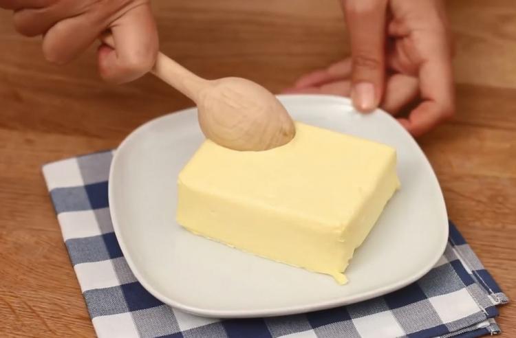 <p>Bir tavada 1 yemek kaşığı teryağını eritin</p>
