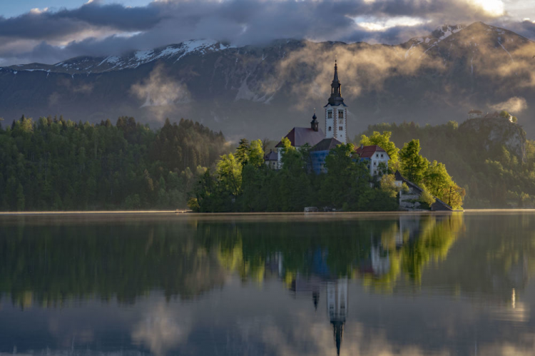 <p>Yarışmanın finaline kalanlardan fotoğrafçı Robert Pekalski'nin Slovenya'daki Bled Gölü'nün ortasında yer alan adaki Neo-gotik St. Martin Kilisesi'nin görüntüsü.</p>
